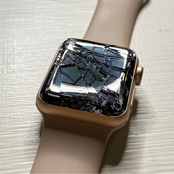 Apple Watch with Bands (broken screen) - Picture 6 of 12